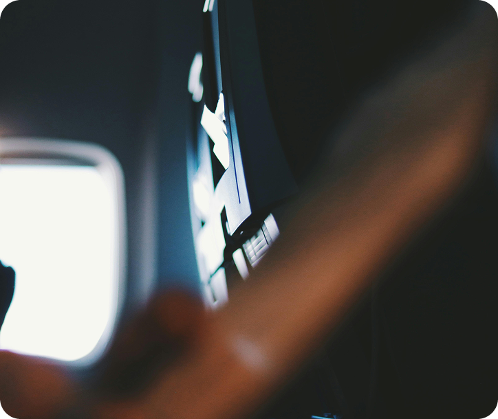 Interior de avión de noche